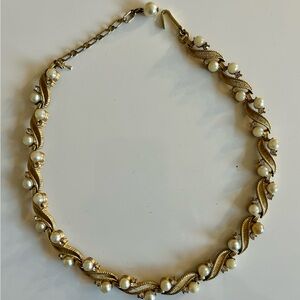 Sweet vintage old Crown TRIFARI Pearl and rhinestone Necklace